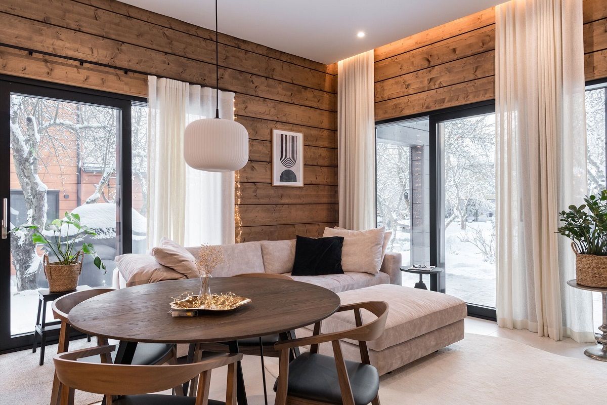 Köksbelysning med färgtemperaturreglerbara LED-ljusband för hela väggen och vita kvadratiska infällda spotlights